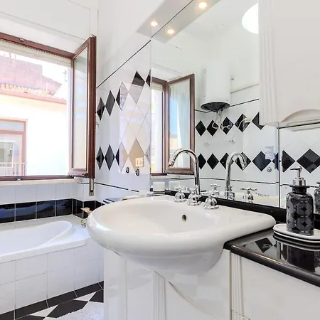 - Center - Regina Margherita Apartment Olbia